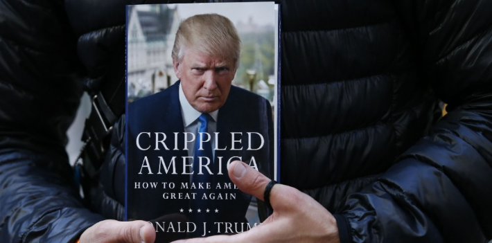 Trump utilizó miles de dólares de su campaña para comprar su propio libro