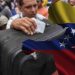Emigrar o suicidarse: las salidas desesperadas que toman los venezolanos