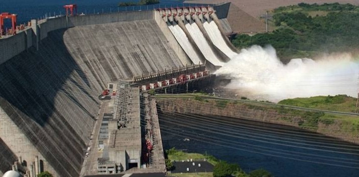 The water level at the the world's fourth largest artificial lake drops rapidly, leaving Venezuela's dams at the brink of a national blackout (Analitica)