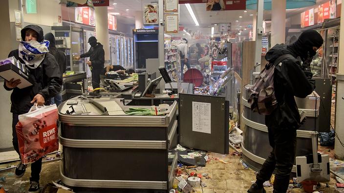 Looting: Drug stores, shopping malls and supermarkets suffered the citizen’s desperation that each day have to deal with the search of basic supplies that are scarce in shelves (Twitter)