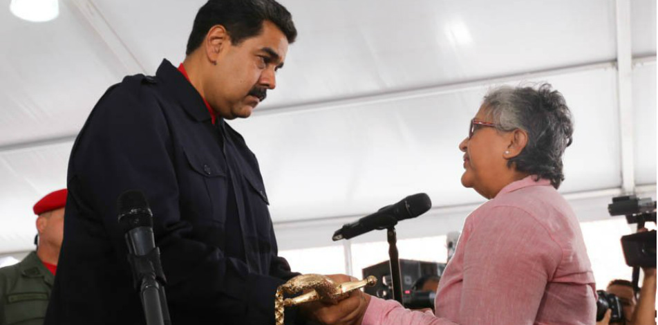 Dictador Maduro premia con «sable de Bolívar» a funcionario sancionados por Estados Unidos