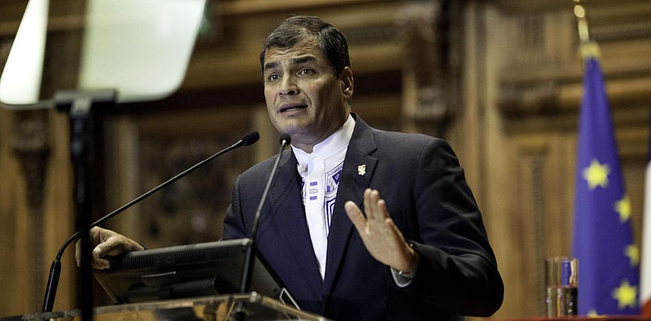 Nueva forma de protesta en Ecuador: multitud recibe a Correa con lluvia de huevos
