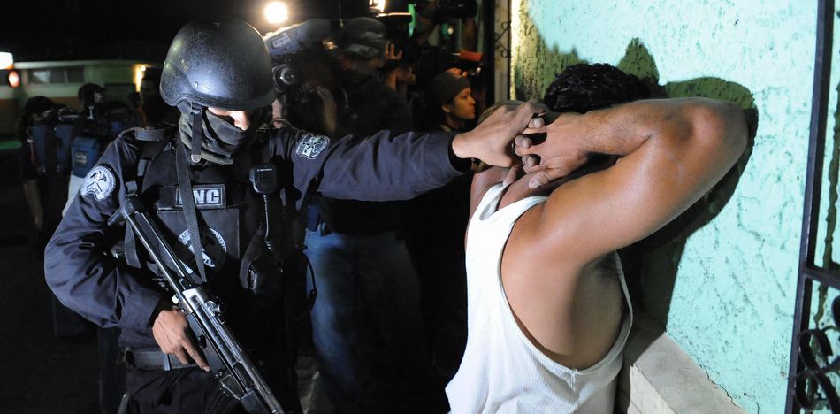 Investigación revela cómo policías de El Salvador coordinan torturas y ejecuciones en redes sociales