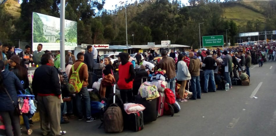 10.000 venezolanos varados en la frontera de Ecuador y Colombia