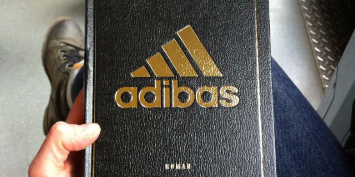 se quejan porque Adidas escribió pero usan "Adibas"