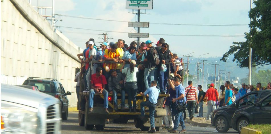Crisis de transporte convierte a venezolanos en cochinos