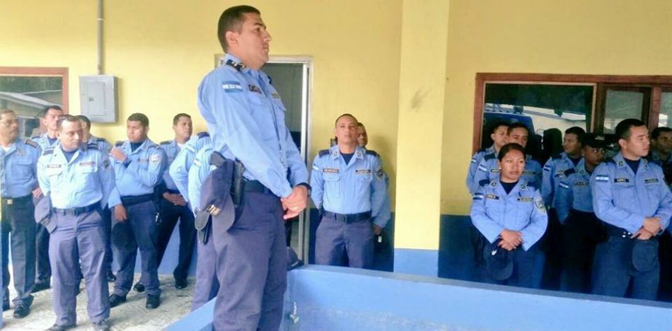 policía de brazos caídos