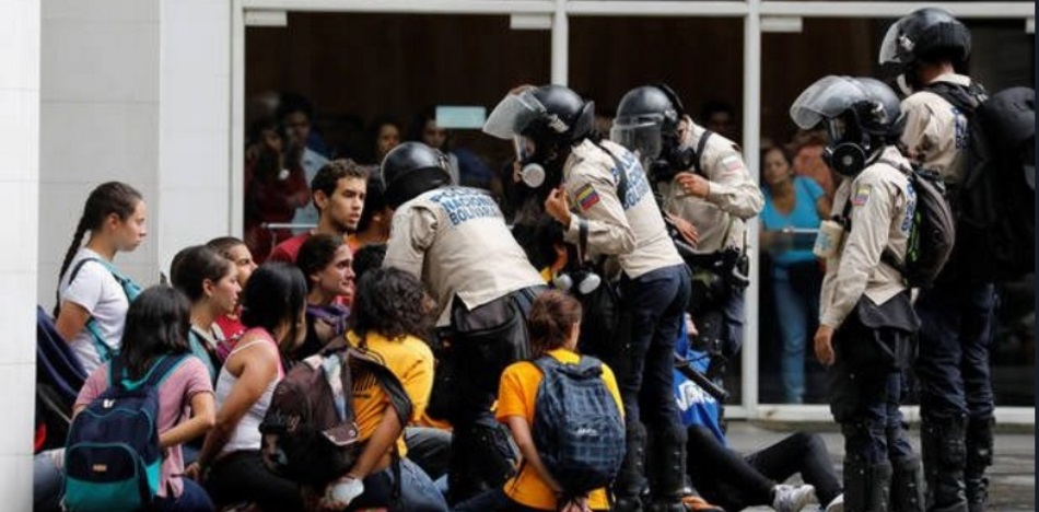 Dólares manchados de sangre: represores de Maduro crean red de tráfico de manifestantes detenidos