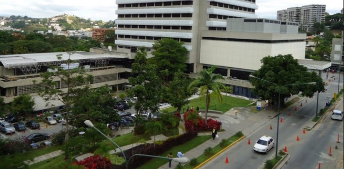 Por crisis en Venezuela recortan servicios de salud y comunicaciones