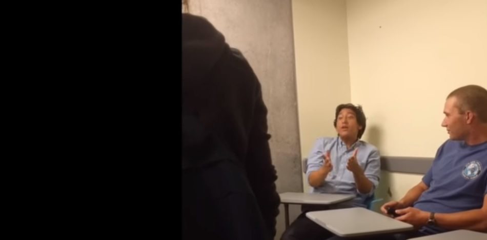Manifestantes exigen silenciar a jóvenes Republicanos en universidad de California por «fascistas»