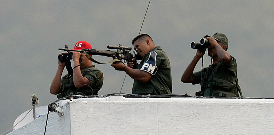 Escala violencia chavista en Venezuela con francotiradores y edificios allanados