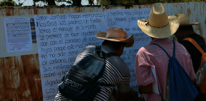 Padres de normalistas desaparecidos piden ayuda a líder de banda criminal