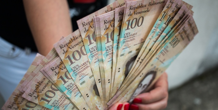 Aviones llenos de billetes llegan a Venezuela para alimentar la inflación