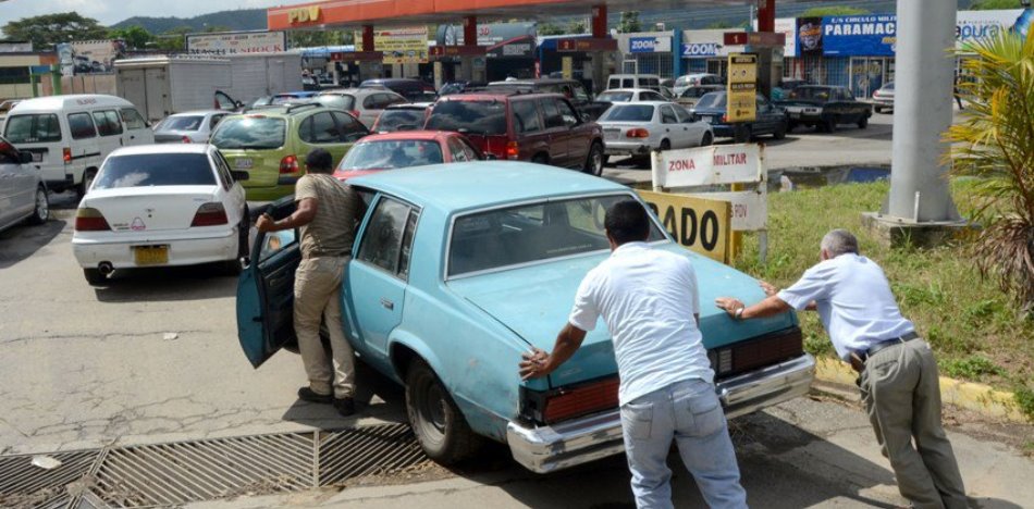 Venezuela: quedan dos días de gasolina y se incendia última refinería operativa