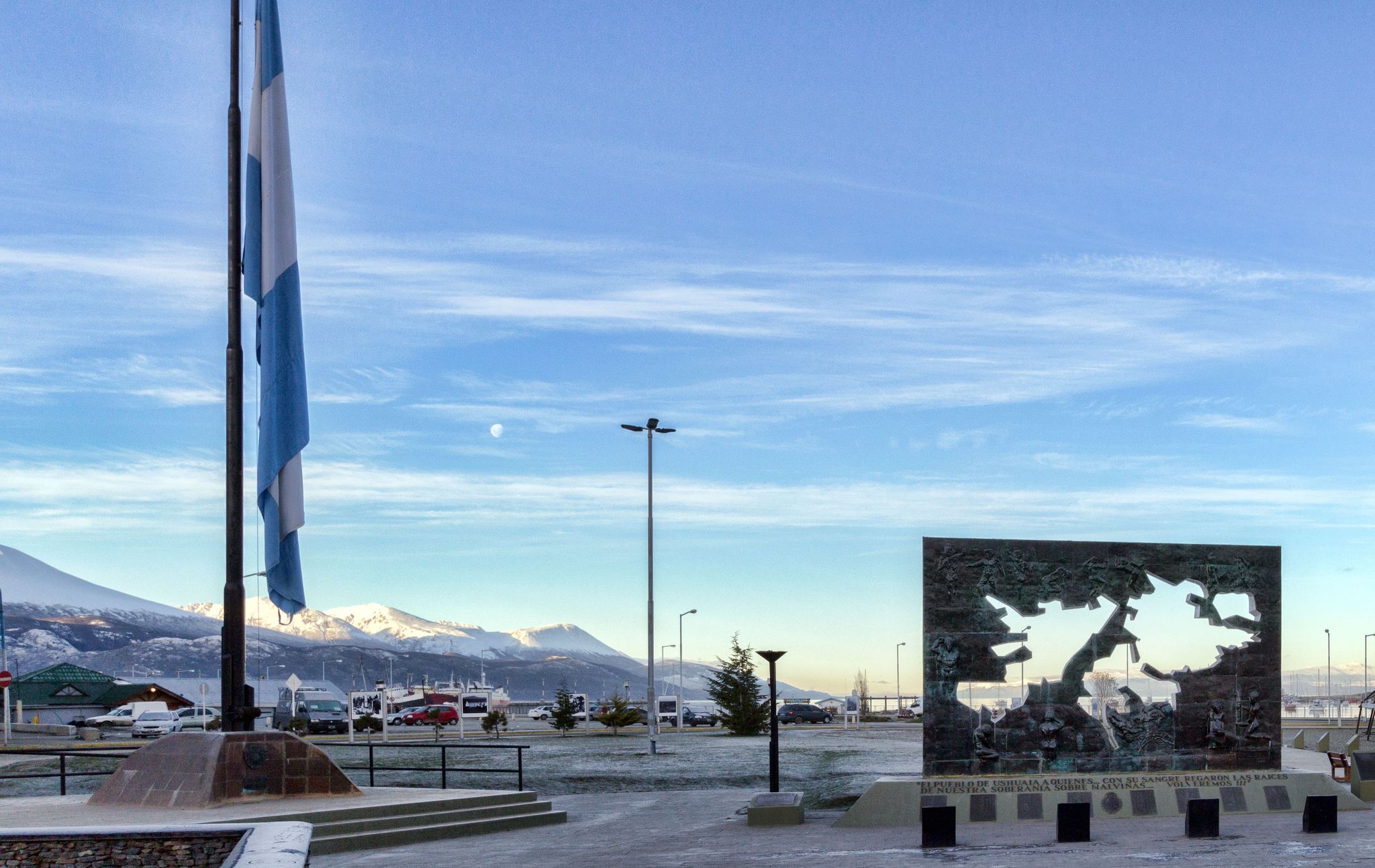 Rinden homenaje a fallecidos en Malvinas tras identificación de restos