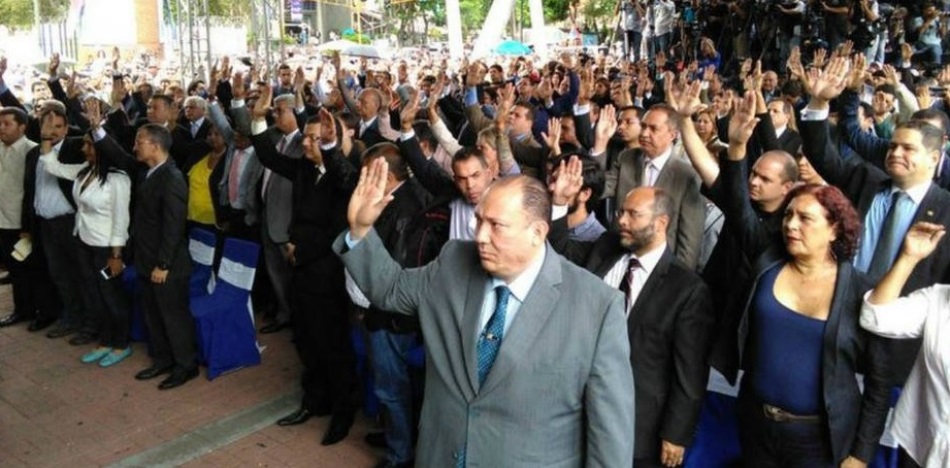 En bote, a pie o en la clandestinidad: así deben huir los magistrados designados por el Parlamento en Venezuela