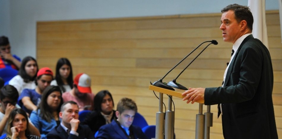 Niall Ferguson: “Las élites de la izquierda viven como capitalistas mientras critican el mercado”