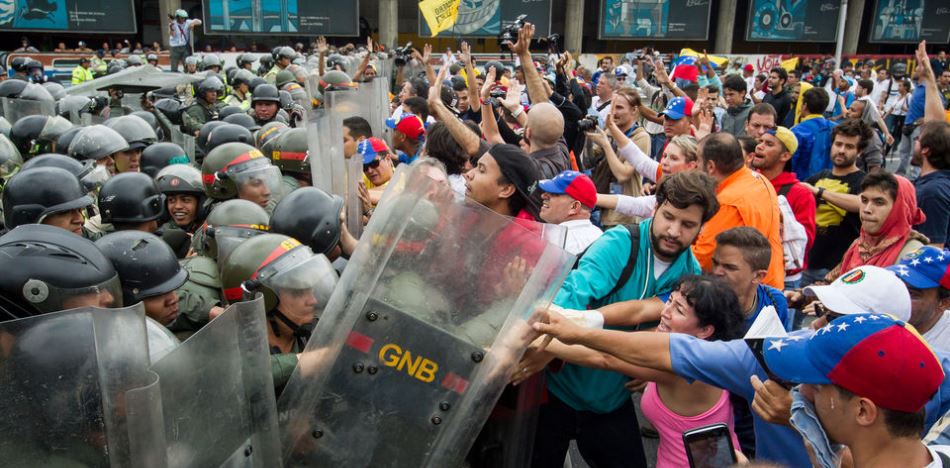 Venezolanos salen a las calles contra el autogolpe del régimen chavista