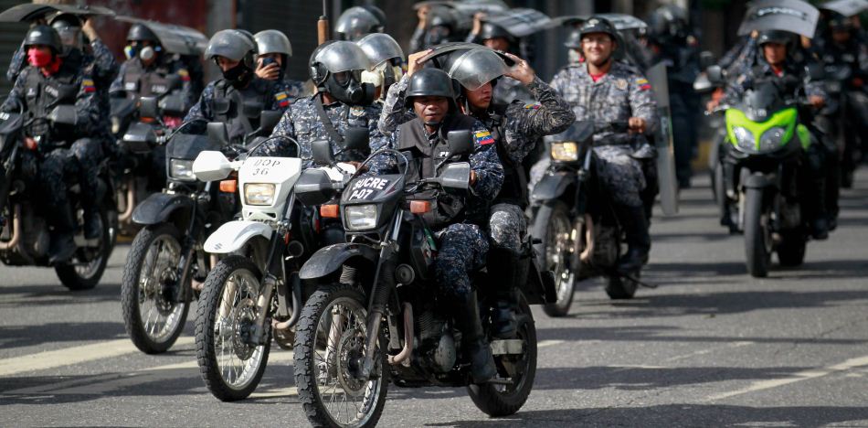 Venezuela: guardias nacionales y policías bajan las armas y se unen a manifestantes