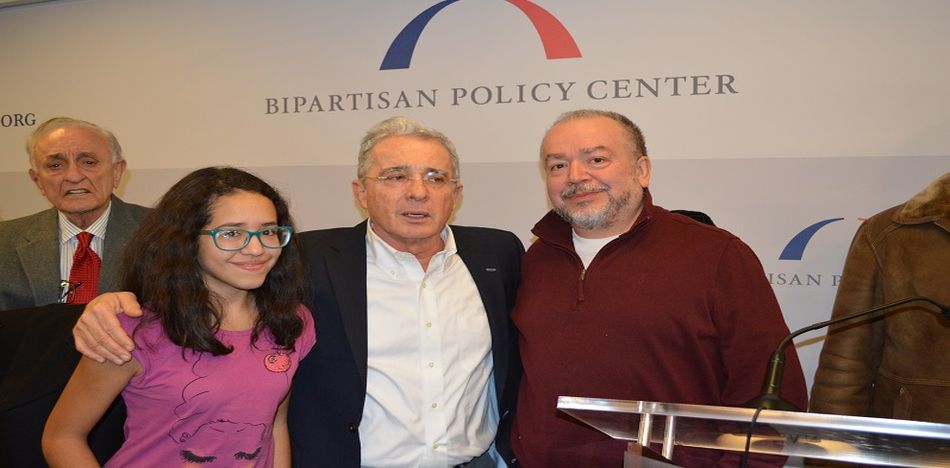 Renuncia al centro democrático