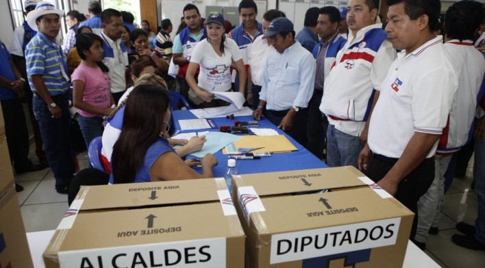 Salvadoreños todavía cuentan votos un mes después de las elecciones