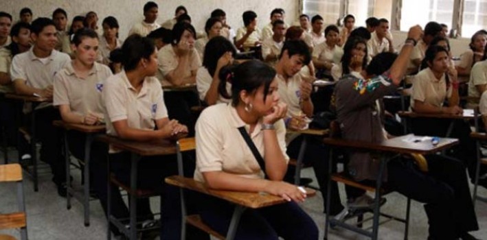 «Las universidades en Venezuela están entre la espada y la pared»